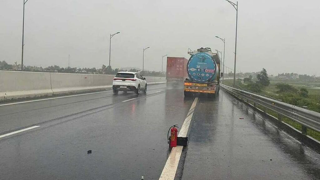 Đặt bình chữa cháy cảnh báo dừng xe trên cao tốc, tài xế bị phạt 13 triệu đồng