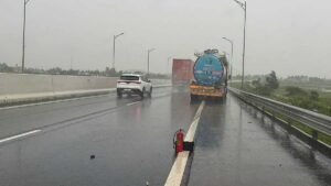 Đặt bình chữa cháy cảnh báo dừng xe trên cao tốc, tài xế bị phạt 13 triệu đồng