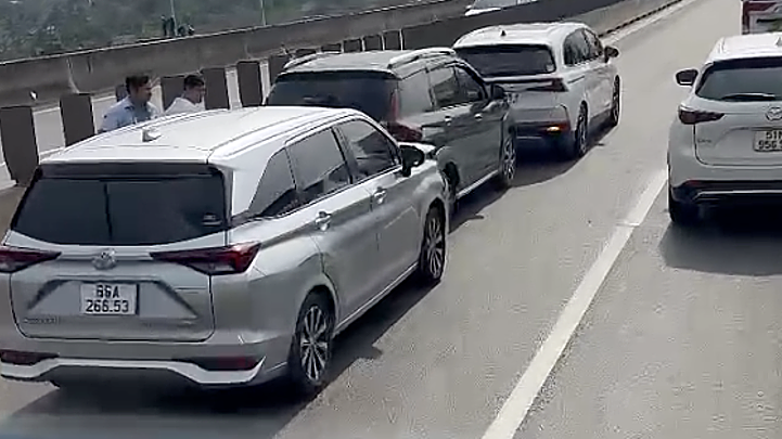 Ba ôtô tông liên hoàn, cao tốc TP HCM - Long Thành ùn tắc 4 km