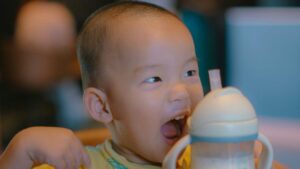 Cách giúp trẻ 'hợp tác' khi uống sữa