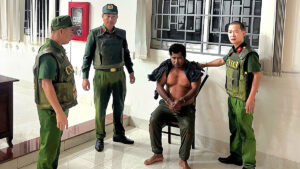 Cầm dao đâm cảnh sát khi bị yêu cầu buông hung khí