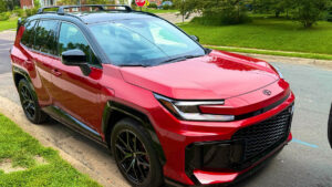 Khách chờ nửa năm để mua SUV bán chạy nhất của Toyota