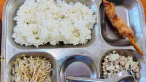 Phụ huynh bức xúc vì suất ăn bán trú 40.000 đồng 'lèo tèo'