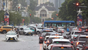 Trung tâm TP HCM ngập sâu sau mưa lớn