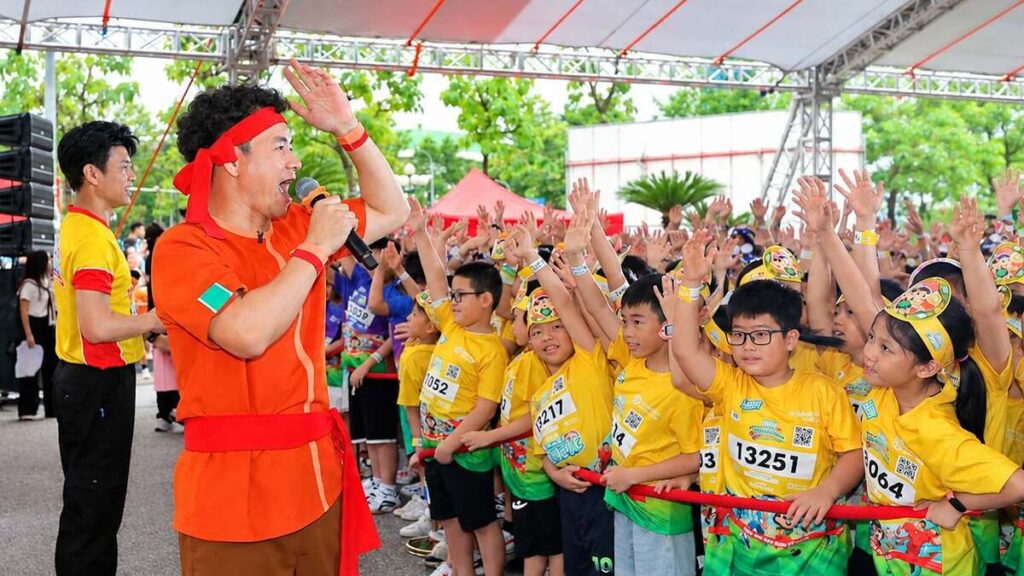 Xuân Bắc chạy cùng 2.500 em nhỏ tại Kun Marathon Nghệ An 2026
