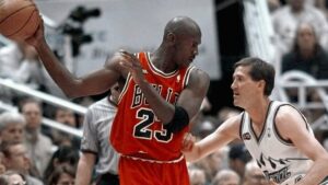 Áo đấu của Michael Jordan được bán giá 14 triệu USD