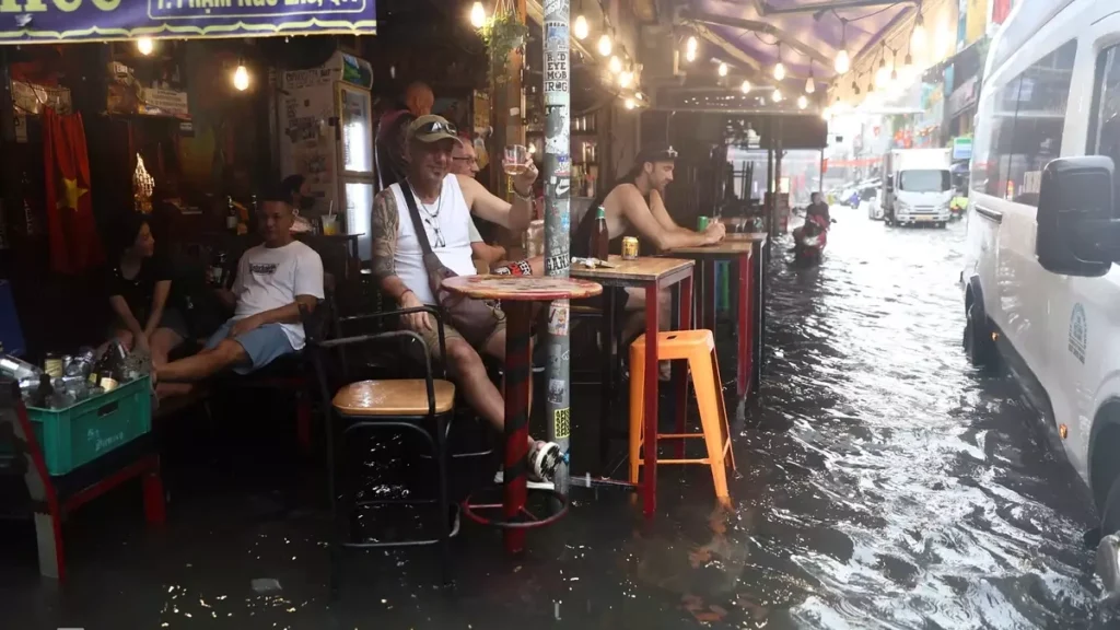 Du khách đổi lịch trình, trú chân quán cà phê khi TP HCM mưa lớn