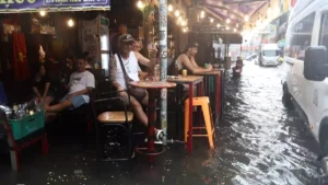 Du khách đổi lịch trình, trú chân quán cà phê khi TP HCM mưa lớn